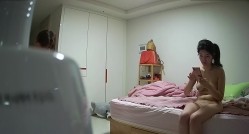 《居家摄像头破解》真实记录大奶少妇的日常洗完澡光熘熘的在床上玩手机还是一个无毛小白虎 截图9