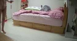 《居家摄像头破解》真实记录大奶少妇的日常洗完澡光熘熘的在床上玩手机还是一个无毛小白虎 截图15