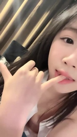 【京鱼儿】19岁童颜巨乳 可爱猫女 神秘男舔逼 道具自慰 -被土豪包养玩了一段时间，复出后更会玩，这质量杠杠的 截图2
