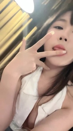 【京鱼儿】19岁童颜巨乳 可爱猫女 神秘男舔逼 道具自慰 -被土豪包养玩了一段时间，复出后更会玩，这质量杠杠的 截图4