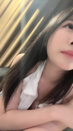 【京鱼儿】19岁童颜巨乳 可爱猫女 神秘男舔逼 道具自慰 -被土豪包养玩了一段时间，复出后更会玩，这质量杠杠的 截图5