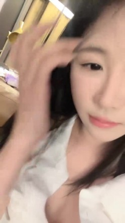 【京鱼儿】19岁童颜巨乳 可爱猫女 神秘男舔逼 道具自慰 -被土豪包养玩了一段时间，复出后更会玩，这质量杠杠的 截图16