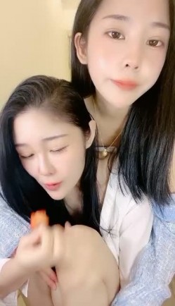 女神的妹妹来了，全程露脸颜值也很高，一起秀诱惑狼友，舌吻互动吃奶子表情好骚，口交假鸡巴淫水已湿透内裤 截图5