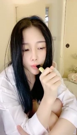 女神的妹妹来了，全程露脸颜值也很高，一起秀诱惑狼友，舌吻互动吃奶子表情好骚，口交假鸡巴淫水已湿透内裤 截图14
