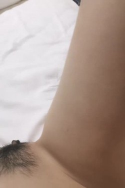 蝴蝶逼骚逼宾馆开房间约炮陌陌小哥，口交大鸡巴被大哥无套激情抽插，小骚逼叫的很骚鸡巴真硬爆草抽插，不要错过 截图9