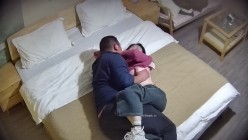 酒店偷拍 ️中年老登偷情红衣白肤年轻少妇坐在腿上抽插 截图1