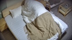 酒店偷拍 ️中年老登偷情红衣白肤年轻少妇坐在腿上抽插 截图3