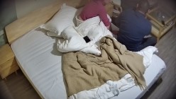 酒店偷拍 ️中年老登偷情红衣白肤年轻少妇坐在腿上抽插 截图11