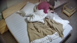 酒店偷拍 ️中年老登偷情红衣白肤年轻少妇坐在腿上抽插 截图14