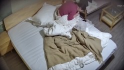 酒店偷拍 ️中年老登偷情红衣白肤年轻少妇坐在腿上抽插 截图15