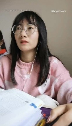 淫荡语文老师【老师卖身还贷款】趁同事外出办公淫湿试卷~为人师表，一直很想被人轮奸 截图3