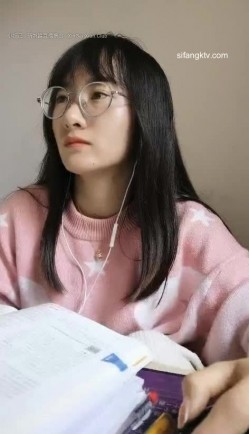 淫荡语文老师【老师卖身还贷款】趁同事外出办公淫湿试卷~为人师表，一直很想被人轮奸 截图6