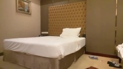 目前唯一直播的探花许墨学生妹玩腻了换口味约炮个破洞牛仔裙少妇 截图6