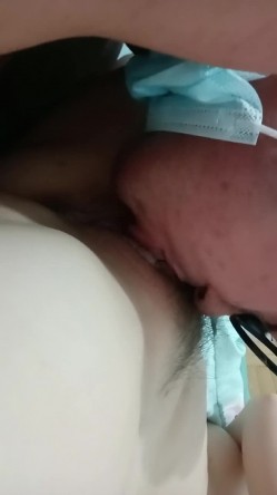 短发露脸护士大奶妹跟小哥深夜啪啪，让小哥吃奶舔逼淫水多多，淫声荡语多体位爆草抽插，直接内射骚穴舔鸡巴 截图2