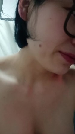 短发露脸护士大奶妹跟小哥深夜啪啪，让小哥吃奶舔逼淫水多多，淫声荡语多体位爆草抽插，直接内射骚穴舔鸡巴 截图8