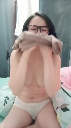 短发露脸护士大奶妹跟小哥深夜啪啪，让小哥吃奶舔逼淫水多多，淫声荡语多体位爆草抽插，直接内射骚穴舔鸡巴 截图12