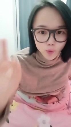 短发露脸护士大奶妹跟小哥深夜啪啪，让小哥吃奶舔逼淫水多多，淫声荡语多体位爆草抽插，直接内射骚穴舔鸡巴 截图16
