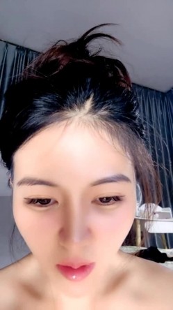 极品美少妇初次下海大秀直播，高颜值好身材镜头前自己刮毛好刺激，淫声荡语互动撩骚揉奶玩逼道具插高潮不止 截图8