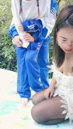 高中老师带领两个校服学生去山顶啪啪，一个处男，一个处女，互相破处流血 截图1