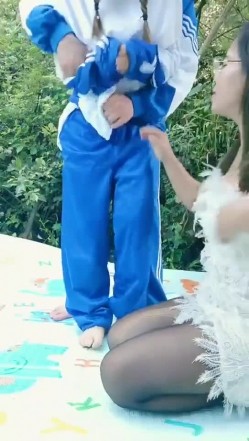 高中老师带领两个校服学生去山顶啪啪，一个处男，一个处女，互相破处流血 截图2
