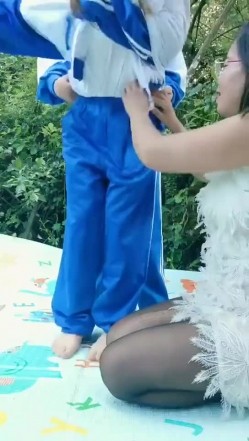 高中老师带领两个校服学生去山顶啪啪，一个处男，一个处女，互相破处流血 截图3