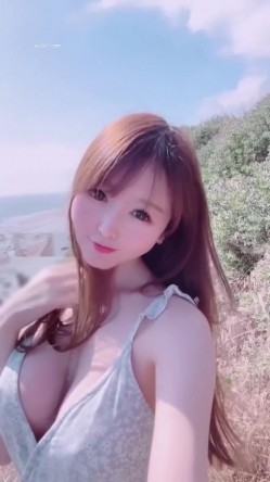 露出 海风徐徐有偶遇的吗 漂亮大奶美眉来到海边展示诱人的娇躯 白虎鲍鱼超粉 截图1