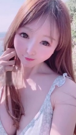露出 海风徐徐有偶遇的吗 漂亮大奶美眉来到海边展示诱人的娇躯 白虎鲍鱼超粉 截图2