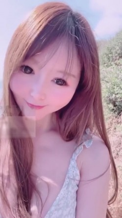 露出 海风徐徐有偶遇的吗 漂亮大奶美眉来到海边展示诱人的娇躯 白虎鲍鱼超粉 截图4