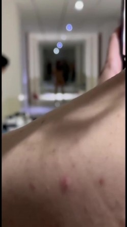 抖音热搜门事件 ️貌似精神受刺激的女生全身裸体冲入集宁师范学院男生宿舍砸东西 被男同学围观吃瓜 截图1