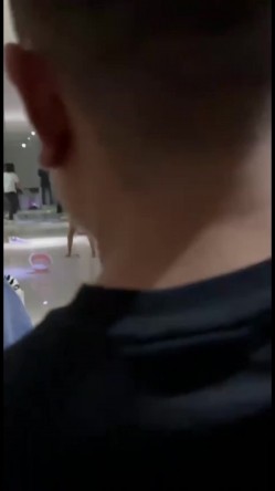 抖音热搜门事件 ️貌似精神受刺激的女生全身裸体冲入集宁师范学院男生宿舍砸东西 被男同学围观吃瓜 截图2