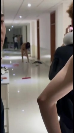 抖音热搜门事件 ️貌似精神受刺激的女生全身裸体冲入集宁师范学院男生宿舍砸东西 被男同学围观吃瓜 截图3
