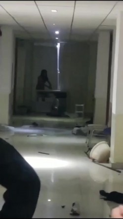 抖音热搜门事件 ️貌似精神受刺激的女生全身裸体冲入集宁师范学院男生宿舍砸东西 被男同学围观吃瓜 截图4