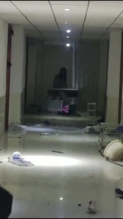 抖音热搜门事件 ️貌似精神受刺激的女生全身裸体冲入集宁师范学院男生宿舍砸东西 被男同学围观吃瓜 截图5