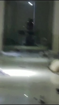 抖音热搜门事件 ️貌似精神受刺激的女生全身裸体冲入集宁师范学院男生宿舍砸东西 被男同学围观吃瓜 截图6