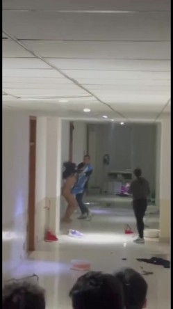 抖音热搜门事件 ️貌似精神受刺激的女生全身裸体冲入集宁师范学院男生宿舍砸东西 被男同学围观吃瓜 截图7