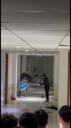 抖音热搜门事件 ️貌似精神受刺激的女生全身裸体冲入集宁师范学院男生宿舍砸东西 被男同学围观吃瓜 截图8