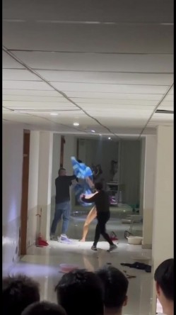 抖音热搜门事件 ️貌似精神受刺激的女生全身裸体冲入集宁师范学院男生宿舍砸东西 被男同学围观吃瓜 截图9