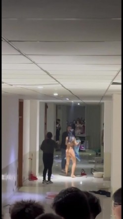 抖音热搜门事件 ️貌似精神受刺激的女生全身裸体冲入集宁师范学院男生宿舍砸东西 被男同学围观吃瓜 截图10