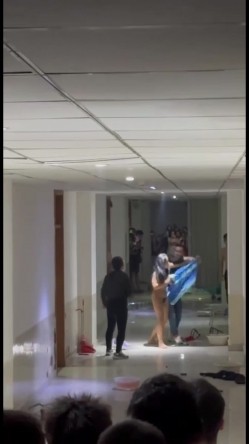 抖音热搜门事件 ️貌似精神受刺激的女生全身裸体冲入集宁师范学院男生宿舍砸东西 被男同学围观吃瓜 截图11