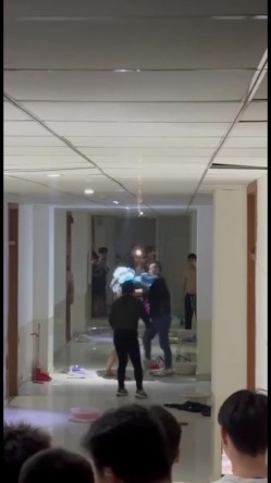 抖音热搜门事件 ️貌似精神受刺激的女生全身裸体冲入集宁师范学院男生宿舍砸东西 被男同学围观吃瓜 截图12
