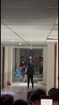 抖音热搜门事件 ️貌似精神受刺激的女生全身裸体冲入集宁师范学院男生宿舍砸东西 被男同学围观吃瓜 截图13