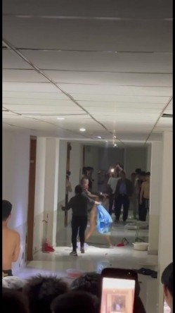 抖音热搜门事件 ️貌似精神受刺激的女生全身裸体冲入集宁师范学院男生宿舍砸东西 被男同学围观吃瓜 截图14