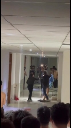 抖音热搜门事件 ️貌似精神受刺激的女生全身裸体冲入集宁师范学院男生宿舍砸东西 被男同学围观吃瓜 截图15