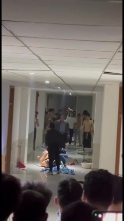 抖音热搜门事件 ️貌似精神受刺激的女生全身裸体冲入集宁师范学院男生宿舍砸东西 被男同学围观吃瓜 截图16