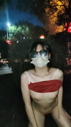 露出界天花板满级狂人！身材苗条性感网红【兔兔】私拍，学校公园商场各种场所人前露出翻屁眼露逼紫薇喷水 截图11