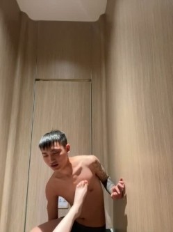 不靠颜值，靠骚吃饭，绝顶露脸骚母狗【LYJyao52】羞耻露出，各种性爱自拍 截图10
