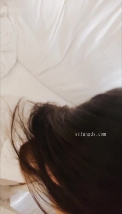 淫妻福利，91大神圈养极品骚婊，反差眼镜母狗【小懒猫】各种公共场所露出自慰3P调教 截图2
