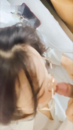 淫妻福利，91大神圈养极品骚婊，反差眼镜母狗【小懒猫】各种公共场所露出自慰3P调教 截图3