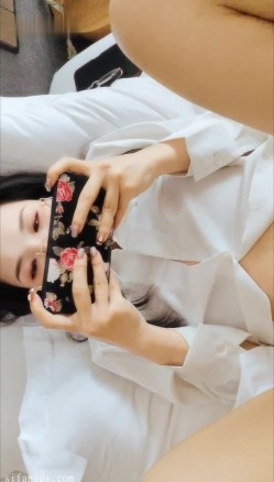 淫妻福利，91大神圈养极品骚婊，反差眼镜母狗【小懒猫】各种公共场所露出自慰3P调教 截图10