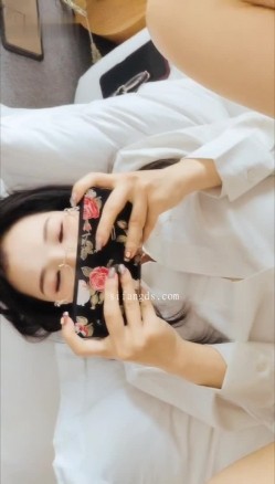 淫妻福利，91大神圈养极品骚婊，反差眼镜母狗【小懒猫】各种公共场所露出自慰3P调教 截图11